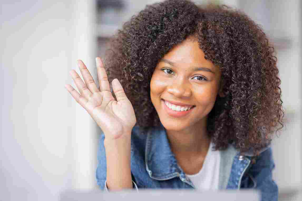 une jeune femme souriante